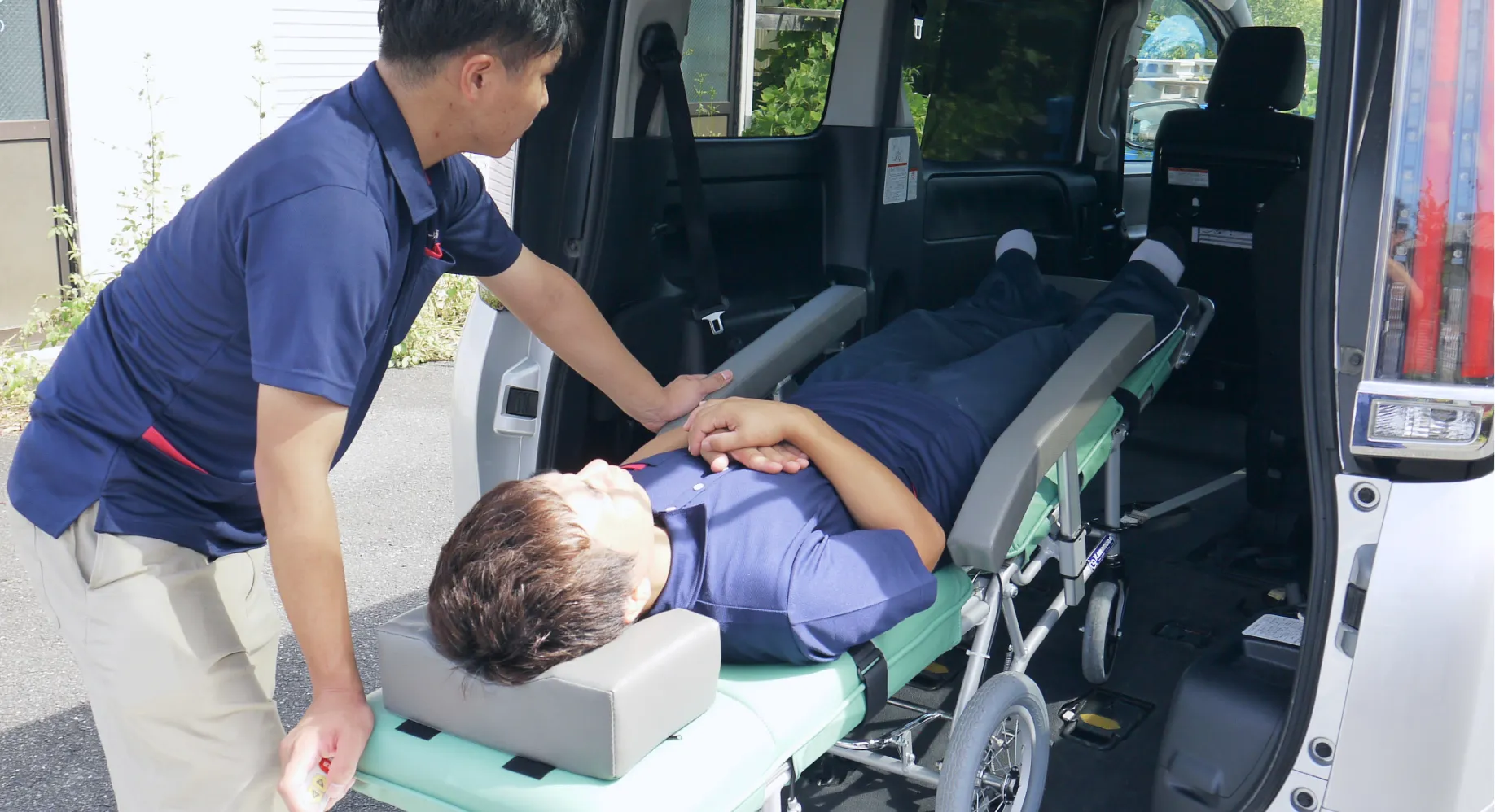 ストレッチャーのまま乗ることができる車両